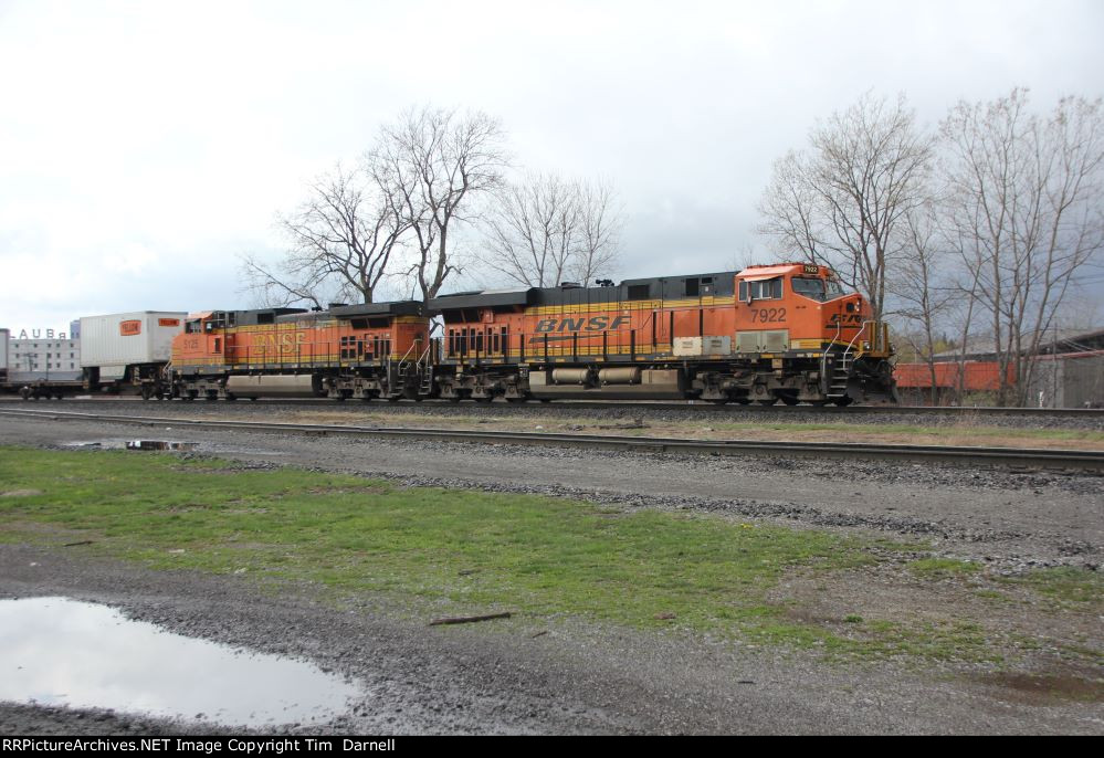 BNSF 7922 leading 28B